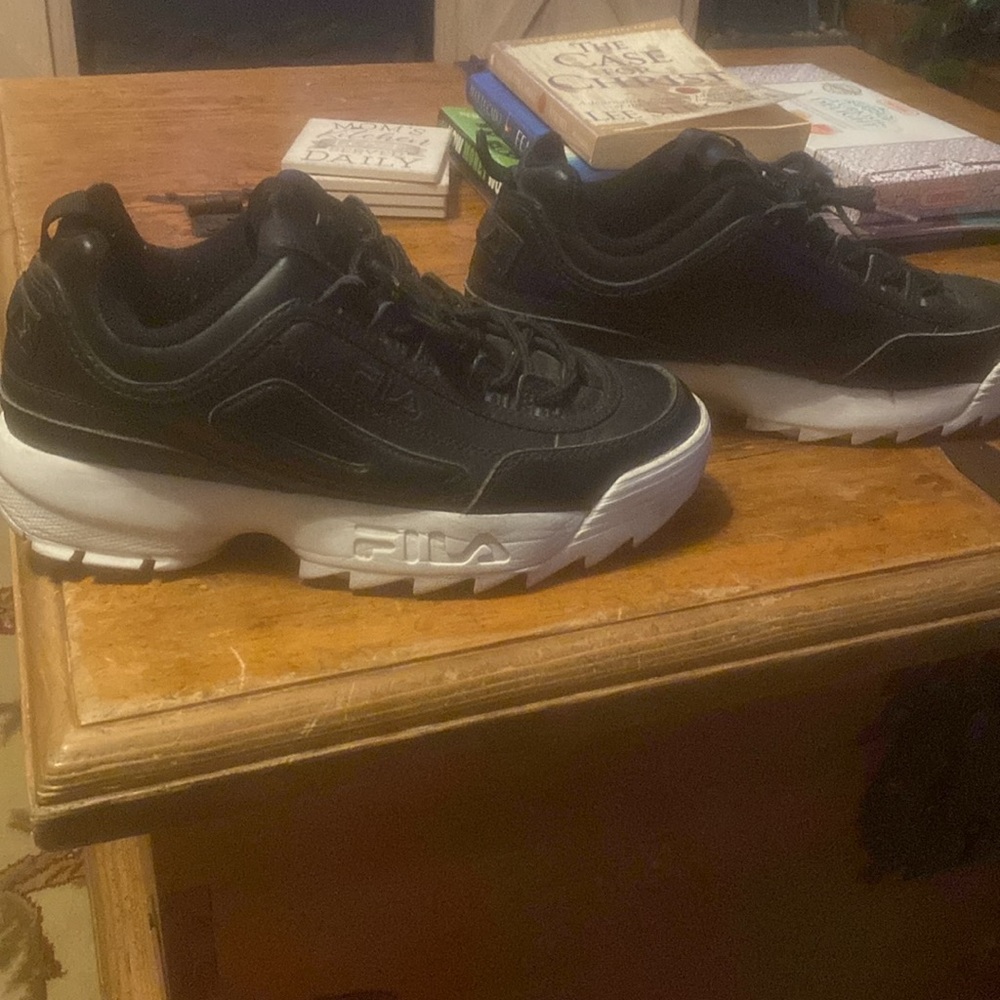 Fila Sneakers EUC Woman’s size 10 - Picture 4 of 7